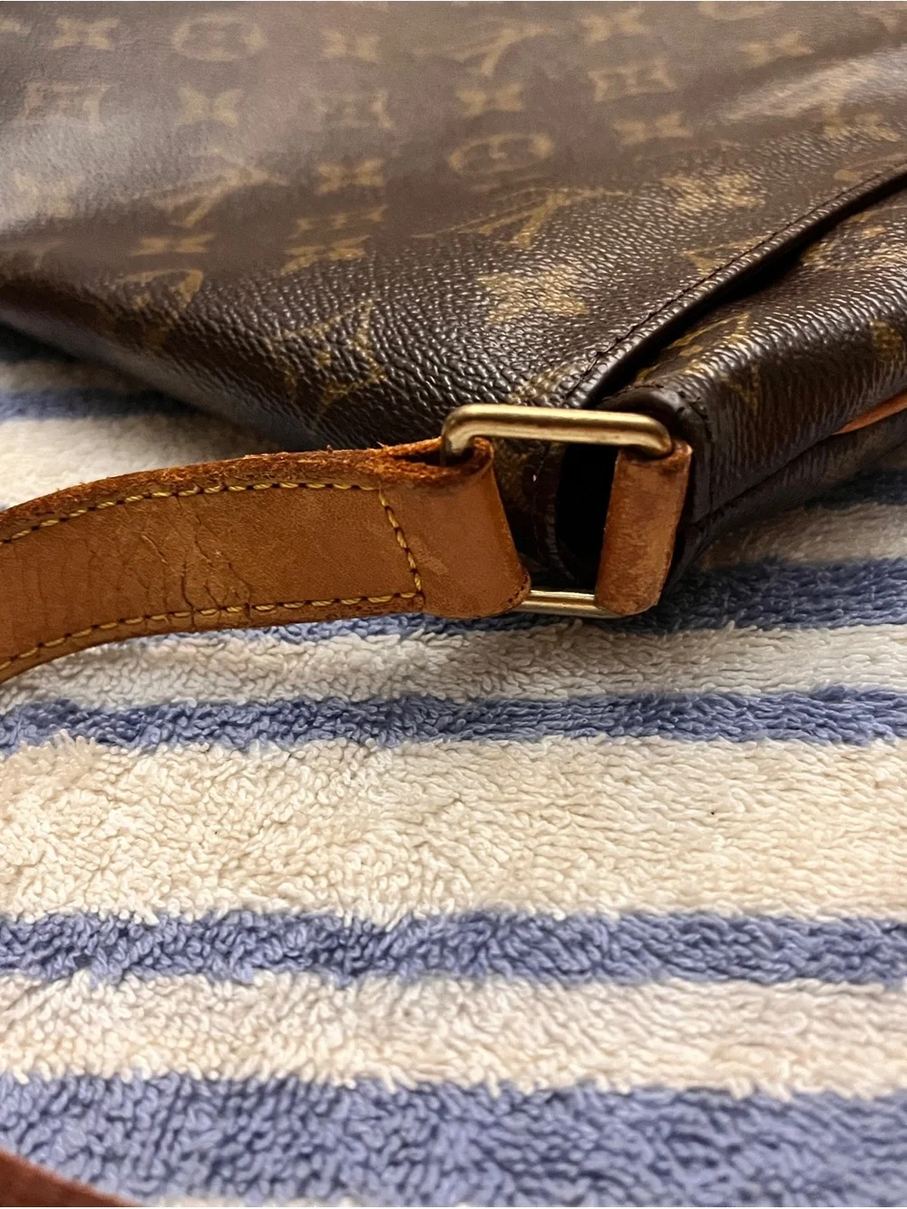[AUTHENTICATED] Louis Vuitton Monogram Crossbody Bag Gold HW